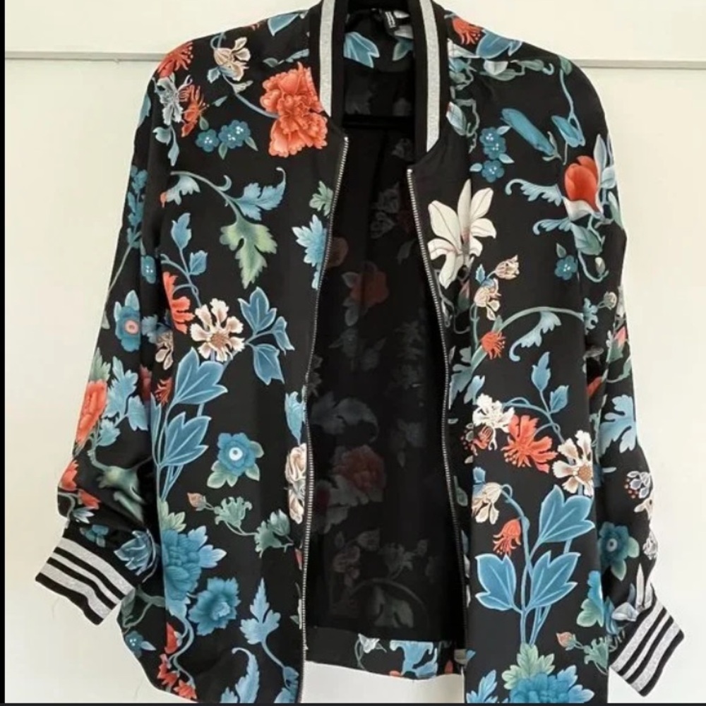 H&M-black floral print satin jacket , front zipper 
Black/silver striped cuffs